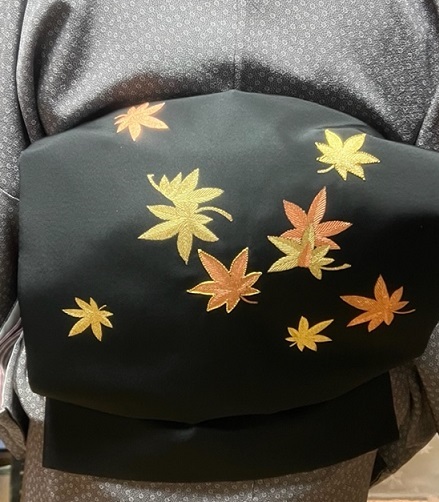 ご来店のお客様・江戸小紋にお洒落な紅葉の刺繍帯。_f0181251_11272393.jpg