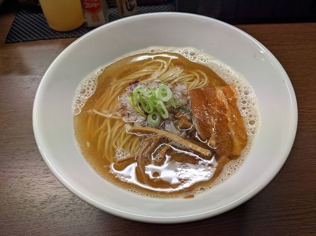 らーめん とめ治 さんで煮干し中華(札幌市北区北18条西4:2021年154杯目)_f0397261_05512847.jpg