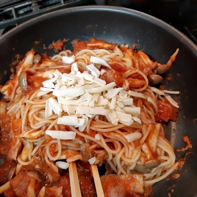 トマトソースでパスタ_f0129726_18323551.jpg