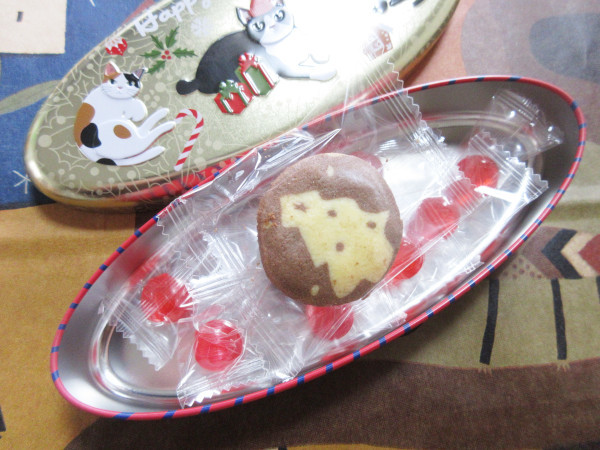 【カルディ】クリスマス ネコ オーバル缶_c0152767_20361967.jpg