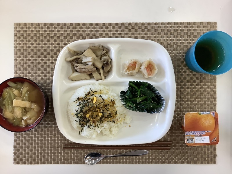 ひだまり工房昼食 きのこと豚肉のガリバター炒め カニシュウマイ ほうれん草のおひたし ふりかけご飯 味噌汁 ヨーグルト 今日の献立