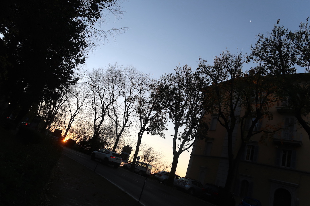 澄んだ冬の空に昇る朝日と白い月_f0234936_00113979.jpg