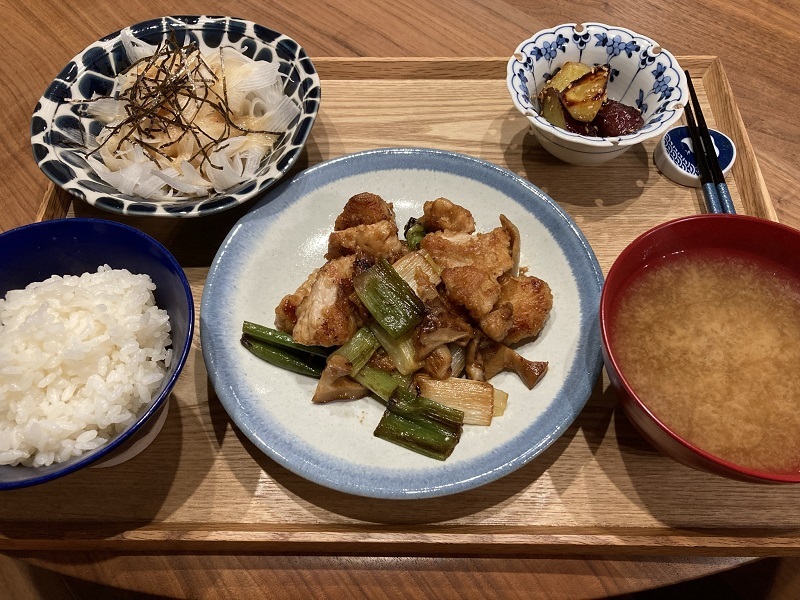 献立 鶏むね肉と椎茸と長ねぎの甘辛炒め 大根サラダ 大学芋 なめこのお味噌汁 Kajuの 今日のお料理 簡単レシピ