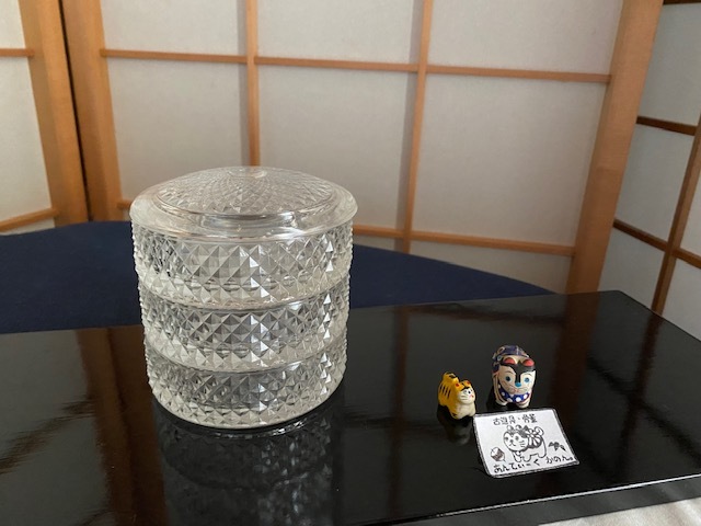 ガラス小段重と古伊万里長皿、と、犬張子のマーク_c0405112_17504829.jpg