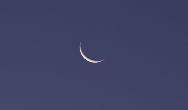 多摩川の夜明けと月_f0173596_10051692.jpg