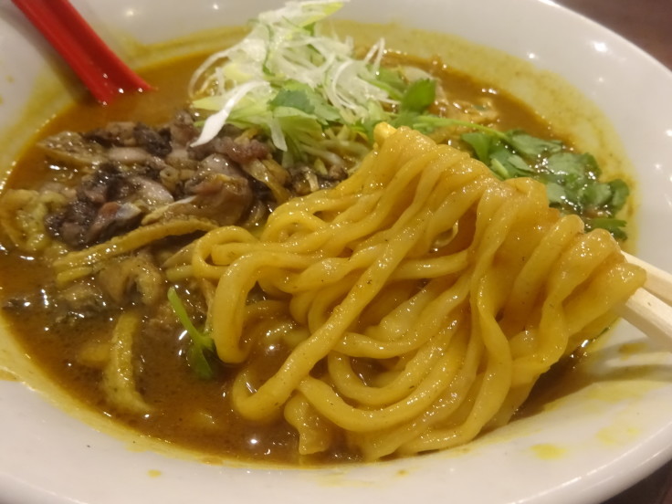 【 支那そば屋 御経塚店 】　炭鶏咖哩麺 （しゃもカレー）をいただいてきた。ここの炭鶏入りのカレーラーメンそりゃウマイに決まってますよね♪_d0396298_23464074.jpg