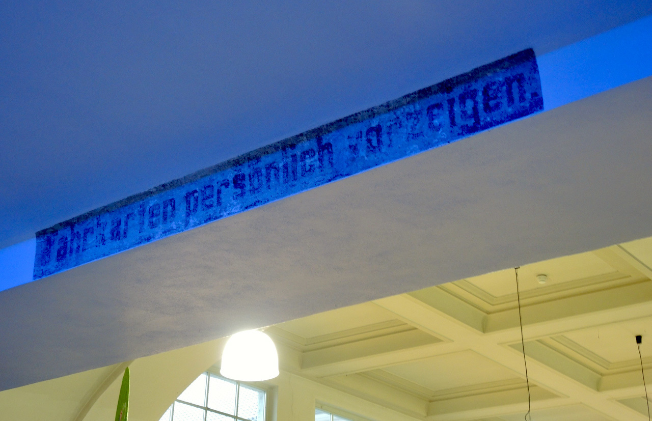 Darmstadt の駅舎が残している手書き文字_e0175918_18460601.jpeg