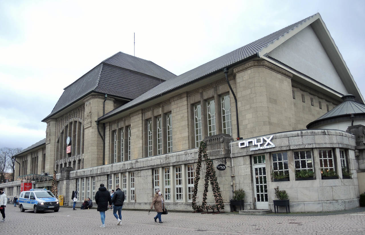 Darmstadt の駅舎が残している手書き文字_e0175918_18460652.jpg