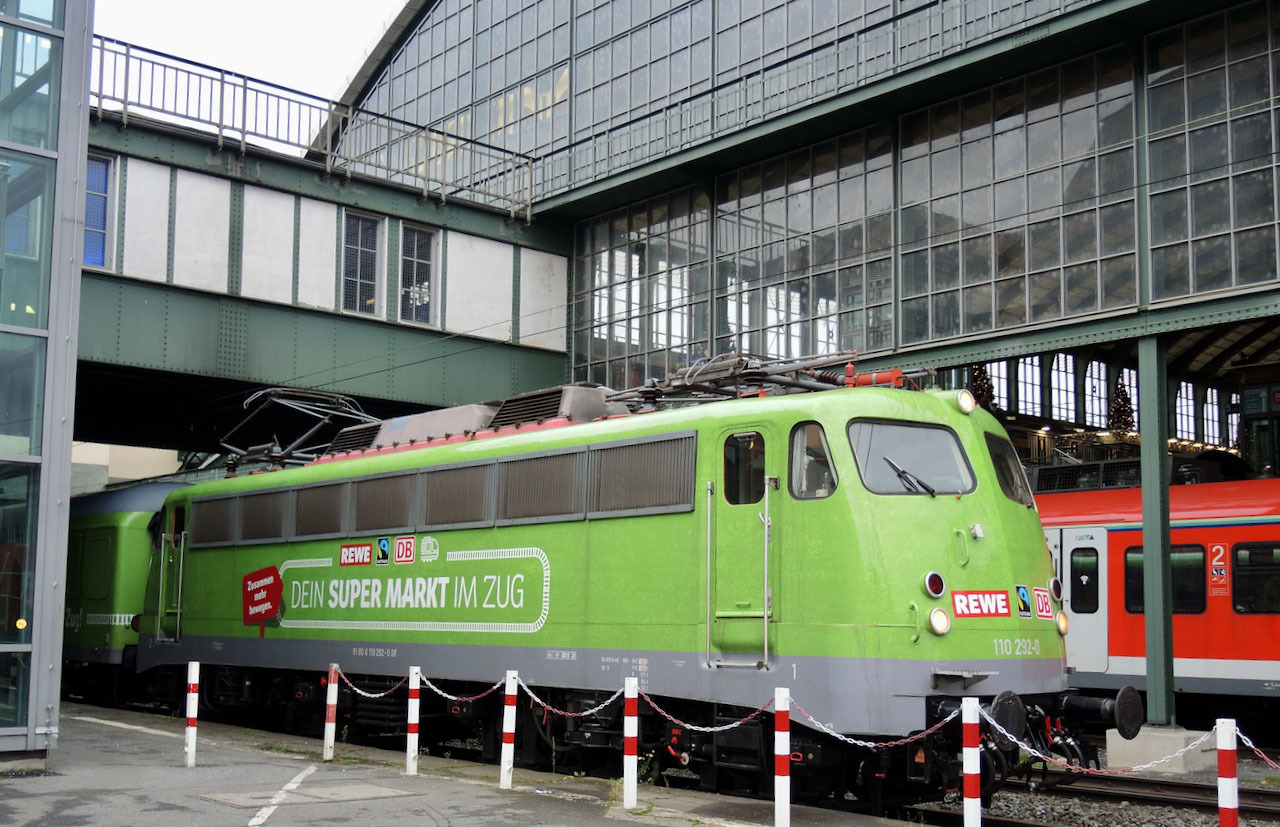 Darmstadt の駅舎が残している手書き文字_e0175918_18460712.jpg