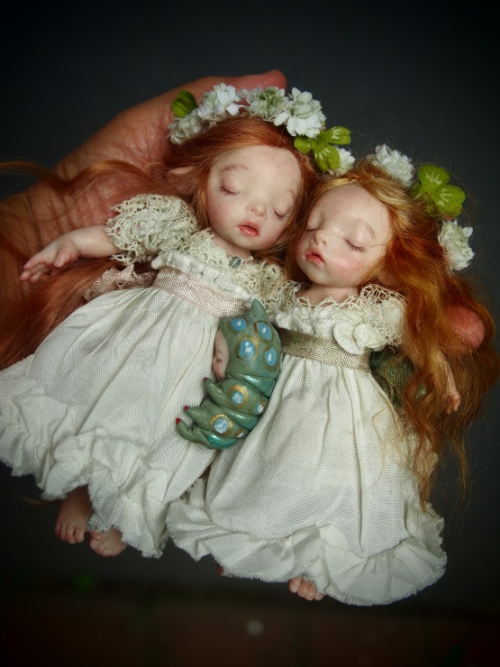 眠る妖精姉妹、オークションに出品しました。フレブル達も出発準備中。_b0161391_22454112.jpeg