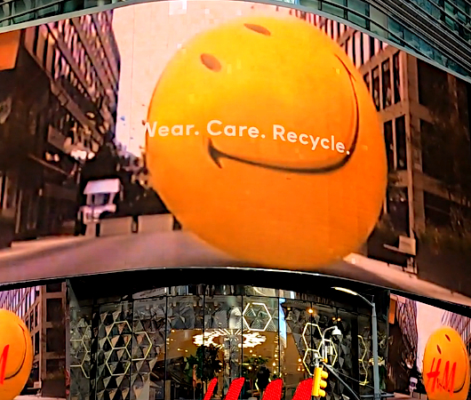 タイムズ・スクエアのH&M巨大スクリーンは社会派メッセージたっぷり_b0007805_03211405.jpg