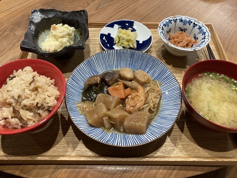 献立 おでん風煮物 ポテトサラダ 白菜のお漬物 人参の胡麻和え 舞茸ごはん 豆腐のお味噌汁 Kajuの 今日のお料理 簡単レシピ