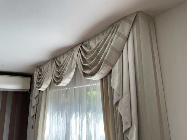 『スワッグ&テールバランスとドレープ』の『クリーニング』を承りました by interior styling of bright_c0157866_13095250.jpg