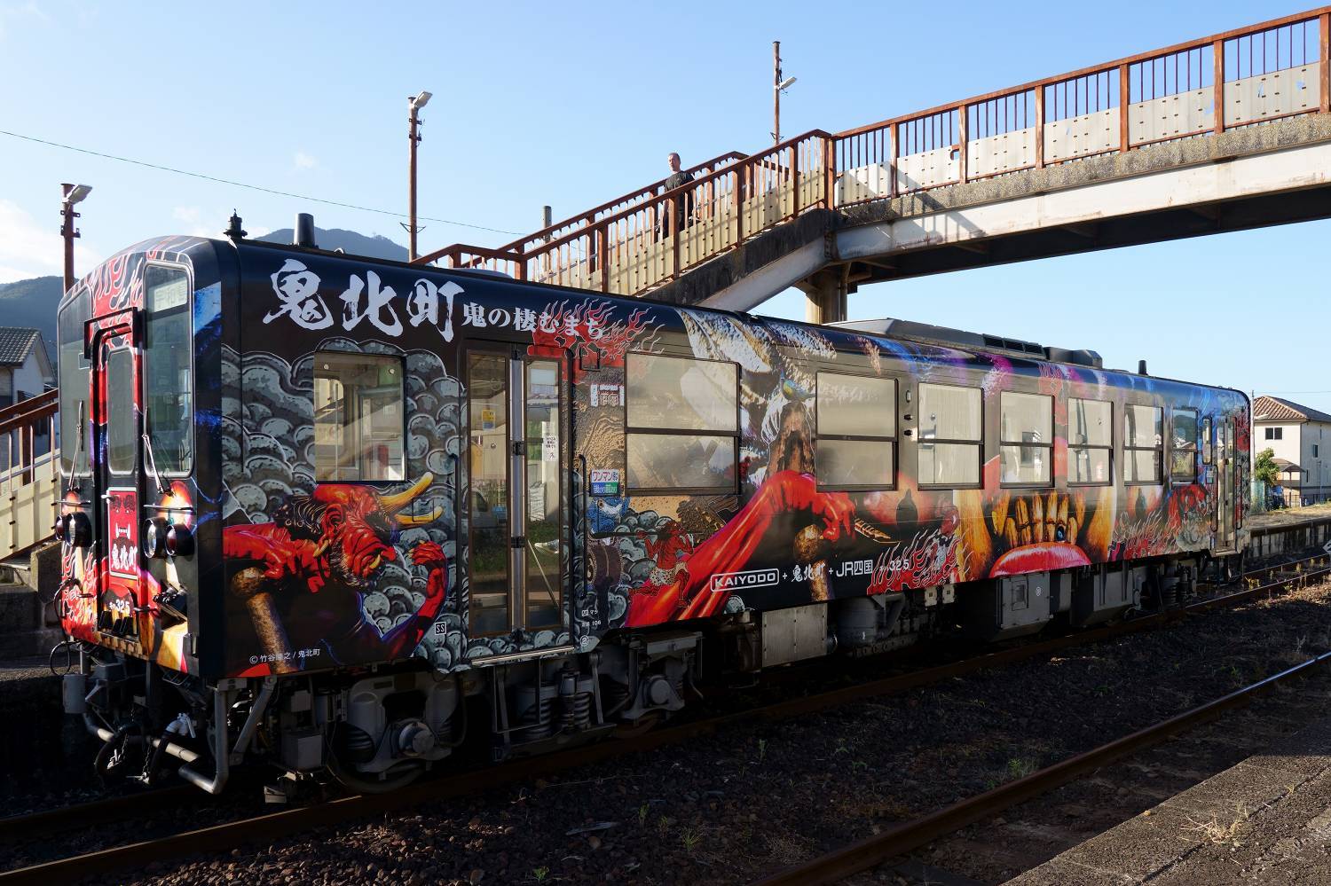 予土線 下り811D普通列車（伊予宮野下駅構内）鬼列車 : 南風