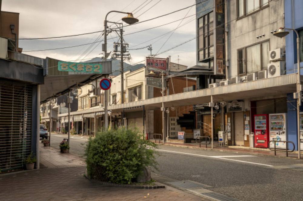 長野県飯田市 知久町２丁目通り商店街 風じゃ