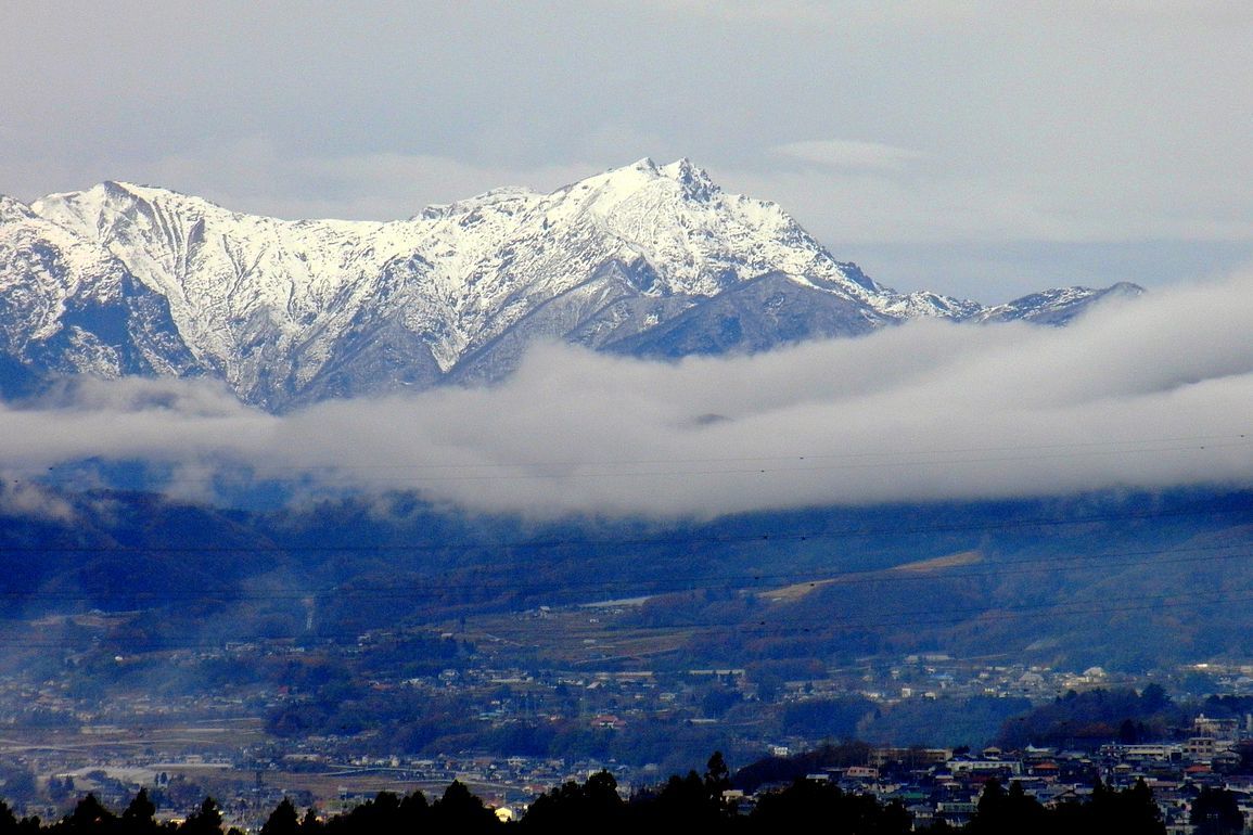 谷川岳が白くなって来た。どう撮っても双つ耳の存在感は素晴らしい♪１２月７日、赤城高原SAから。_a0031821_13313706.jpg