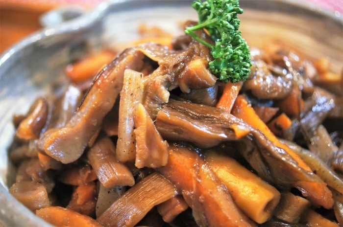 ■具沢山和のおかず【芋茎とさつま揚げ・姫竹の子など7品目入りの甘辛炒め煮】_b0033423_23404641.jpg