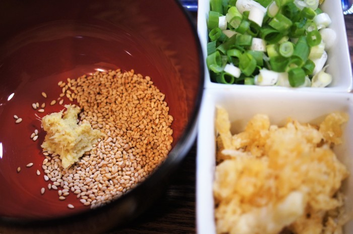 ■晩ご飯はグルメうどん＾＾【徳島から届きました愉楽家のうどんで釜玉にしました♪／たむらのたまごも同梱で♪】_b0033423_22404121.jpg