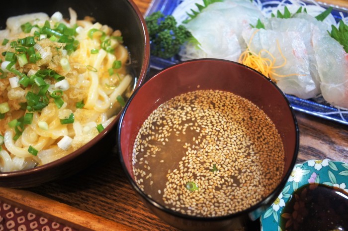 ■晩ご飯はグルメうどん＾＾【徳島から届きました愉楽家のうどんで釜玉にしました♪／たむらのたまごも同梱で♪】_b0033423_22542069.jpg