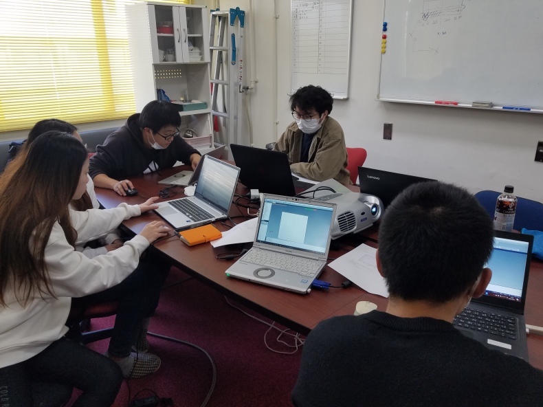 客員准教授の佐藤先生（阪神高速先端技術研究所）によるFEMAPの講習会がありました。みんな、いつになくまじめに学んでました。_b0400510_00122589.jpg