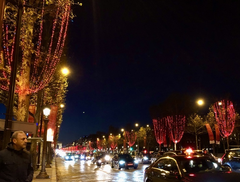 シャンゼリゼのクリスマスイルミネーションは、赤いライトだけじゃななかった！_a0231632_00083673.jpeg