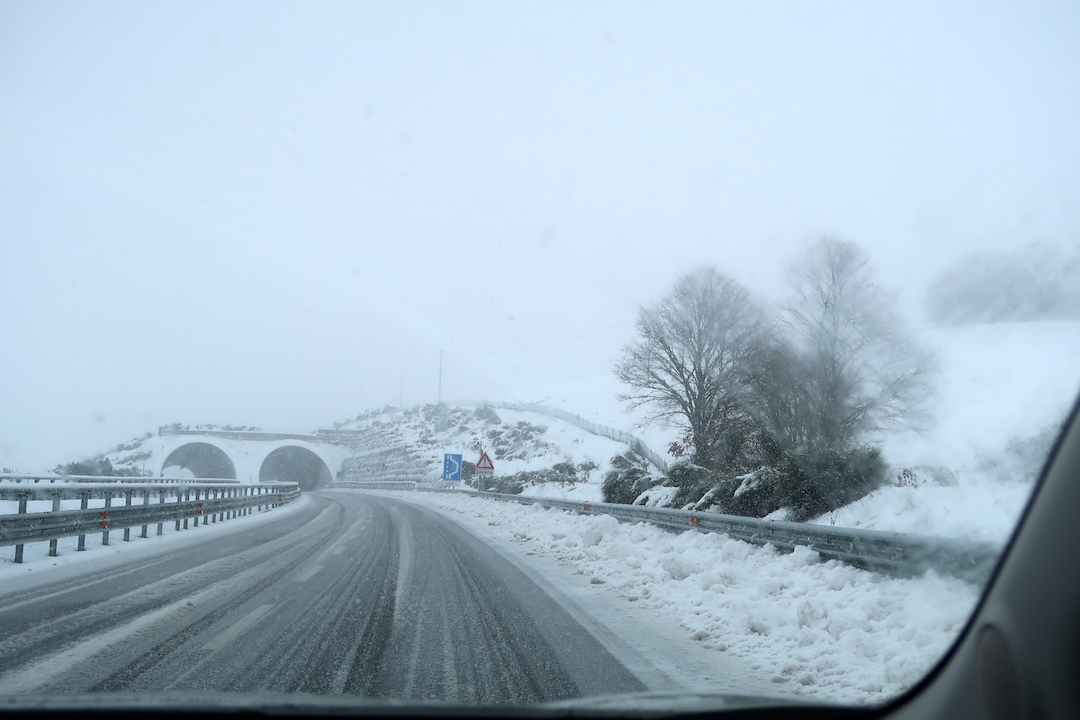 峠・トンネル越えると一面の雪コルフィオリート_f0234936_23181771.jpg