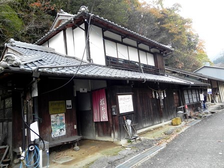 坂本屋のすす払い_f0213825_11323740.jpg