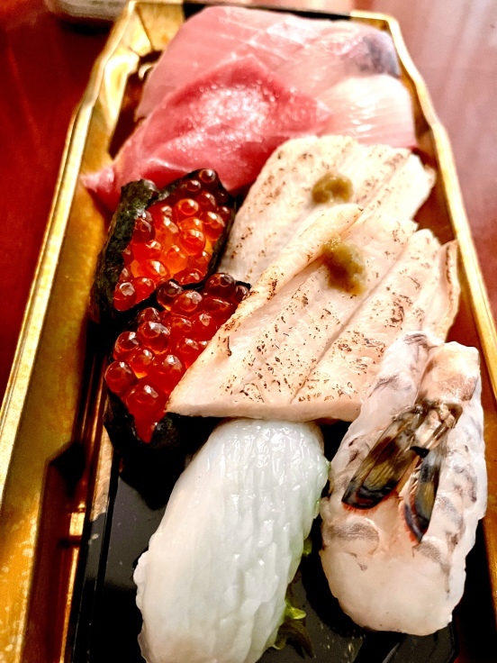 美濃吉のお弁当とスーパーのお寿司。_c0212604_22561961.jpeg