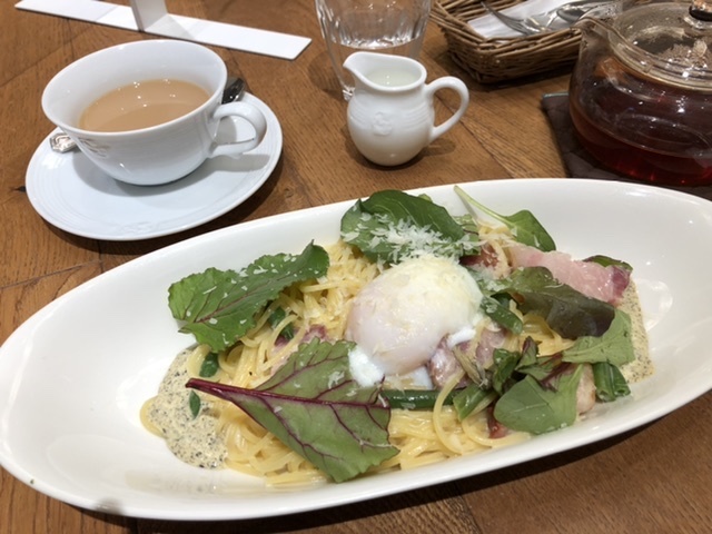 【アフタヌーンティールームでパスタとモンブラン】_b0009849_13515695.jpeg
