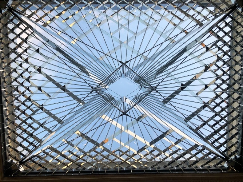 オテル・ド・ラ・マリーヌの300m2のガラスに覆われた中庭、必見です_a0231632_05303043.jpeg