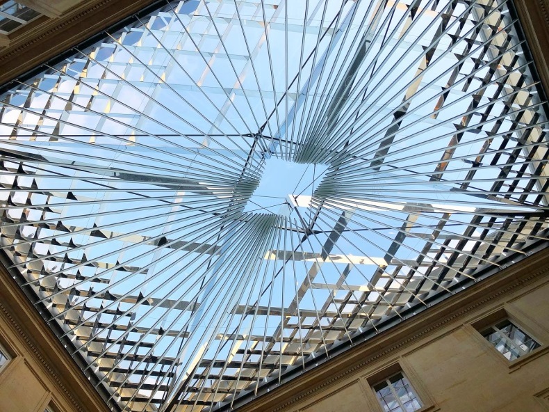 オテル・ド・ラ・マリーヌの300m2のガラスに覆われた中庭、必見です_a0231632_05304924.jpeg