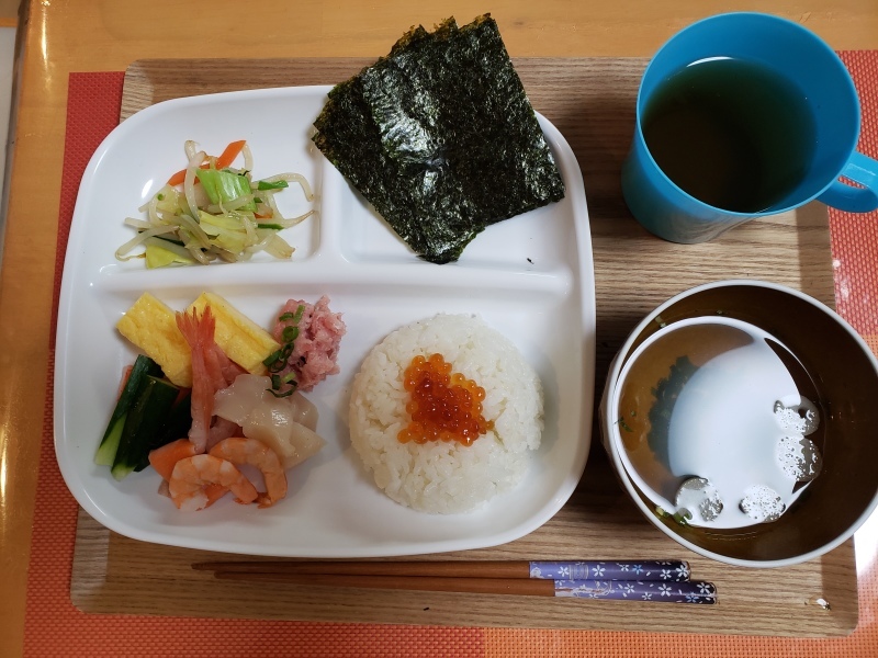 あじさい荘夕食 手巻き寿司 野菜炒め 今日の献立