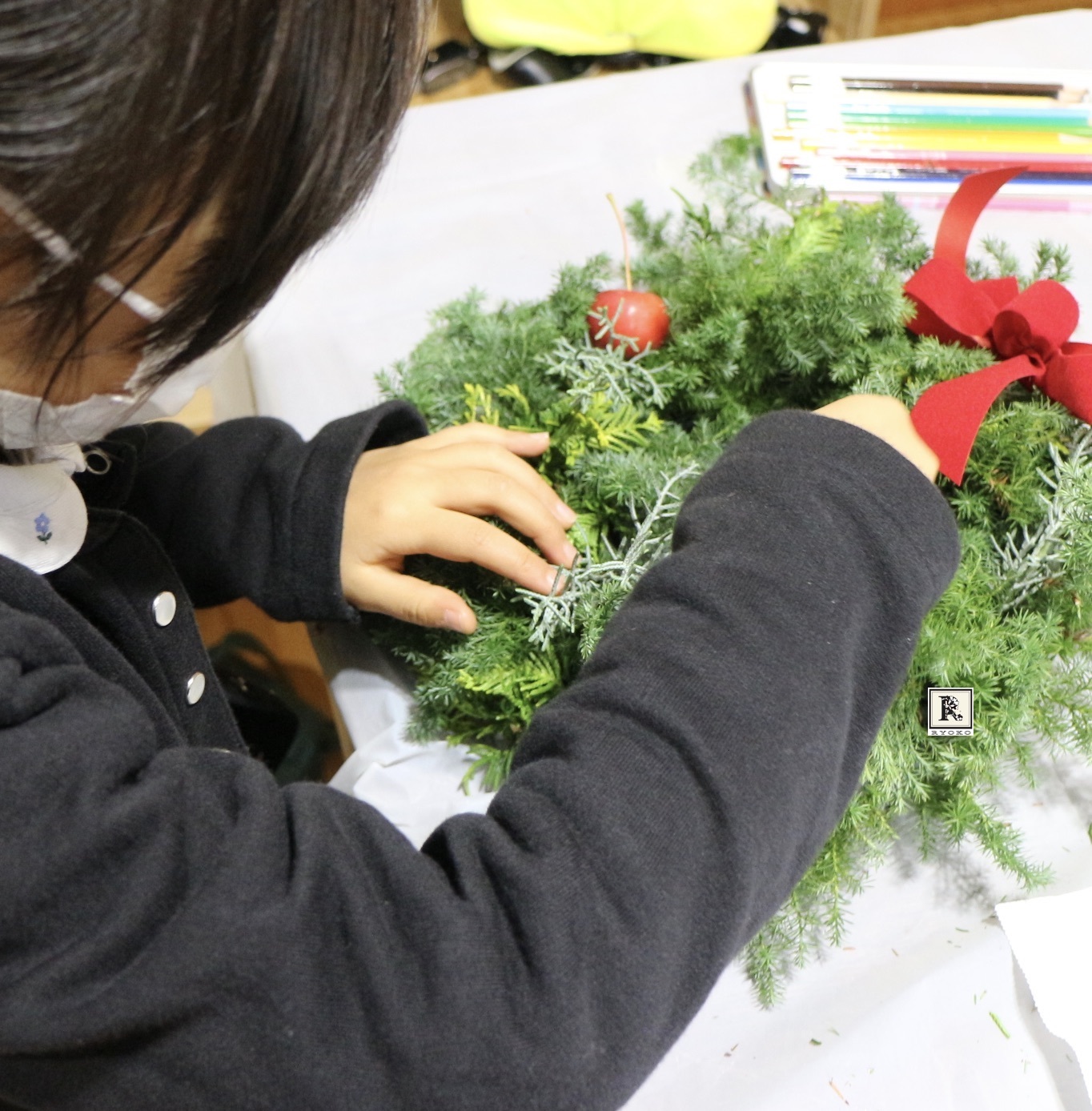 先週で各クラス、みんなクリスマスリースの作品が出来上がりました!_c0128489_18444678.jpeg