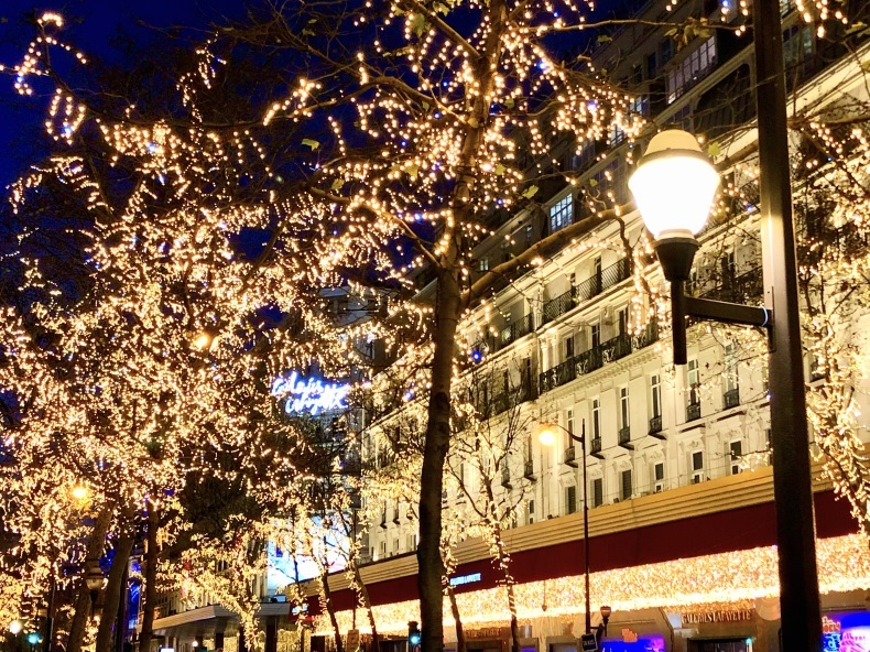 パリ、オスマン通りのクリスマスイルミネーションと、オペラ座裏の