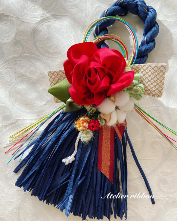 ブルーベースのしめ縄タッセルリース。今年は赤薔薇でも作ってみました。赤が更に引き立つ感じ♡_f0017548_11035734.jpg