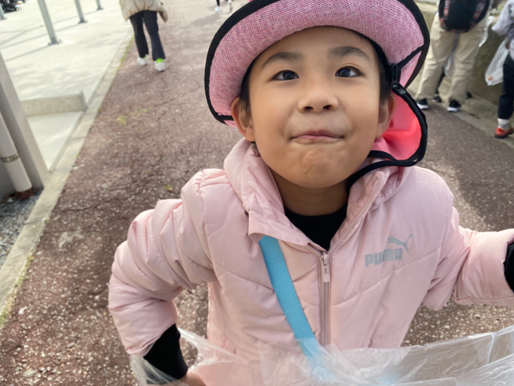 青空ようちえん〔週末〕森のクリスマス・クラフト(12/18)木の実や葉っぱがいっぱい詰まったクリスマスのリースを作ろう!長いツルをぐるぐる巻いてツリーもできた!_d0363878_22340826.jpg