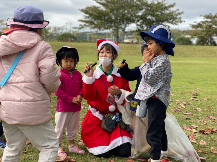 青空ようちえん〔週末〕森のクリスマス・クラフト(12/18)木の実や葉っぱがいっぱい詰まったクリスマスのリースを作ろう!長いツルをぐるぐる巻いてツリーもできた!_d0363878_22405668.jpg