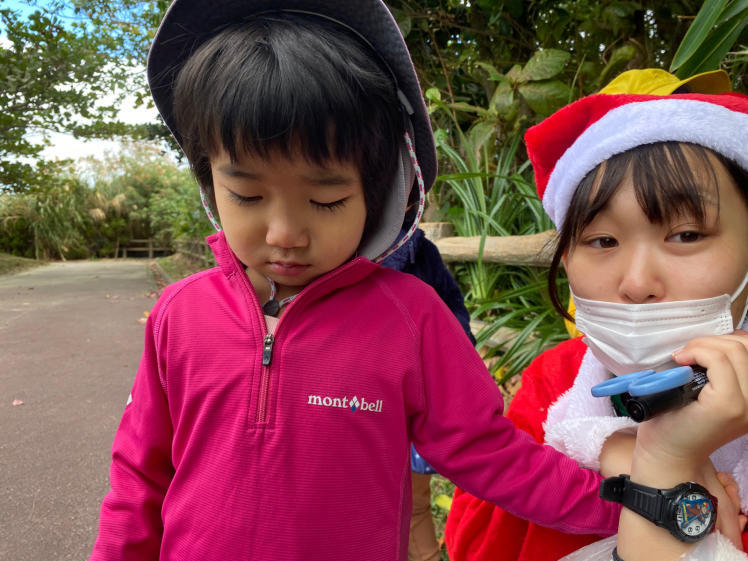 青空ようちえん〔週末〕森のクリスマス・クラフト(12/18)木の実や葉っぱがいっぱい詰まったクリスマスのリースを作ろう!長いツルをぐるぐる巻いてツリーもできた!_d0363878_23042084.jpg