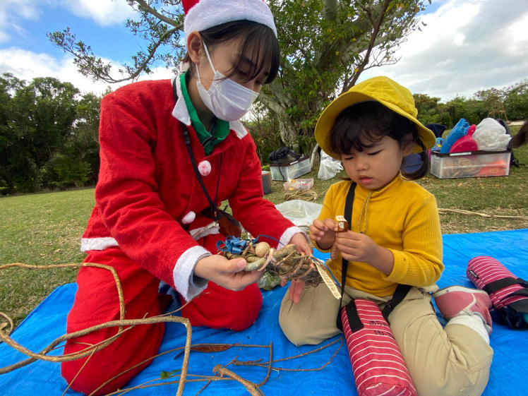青空ようちえん〔週末〕森のクリスマス・クラフト(12/18)木の実や葉っぱがいっぱい詰まったクリスマスのリースを作ろう!長いツルをぐるぐる巻いてツリーもできた!_d0363878_23142481.jpg