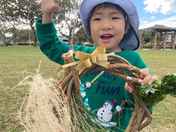 青空ようちえん〔週末〕森のクリスマス・クラフト(12/18)木の実や葉っぱがいっぱい詰まったクリスマスのリースを作ろう!長いツルをぐるぐる巻いてツリーもできた!_d0363878_23170281.jpg