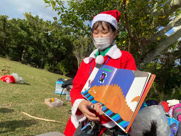 青空ようちえん〔週末〕森のクリスマス・クラフト(12/18)木の実や葉っぱがいっぱい詰まったクリスマスのリースを作ろう!長いツルをぐるぐる巻いてツリーもできた!_d0363878_23201072.jpg