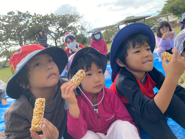 青空ようちえん〔週末〕森のクリスマス・クラフト(12/18)木の実や葉っぱがいっぱい詰まったクリスマスのリースを作ろう!長いツルをぐるぐる巻いてツリーもできた!_d0363878_23202486.jpg