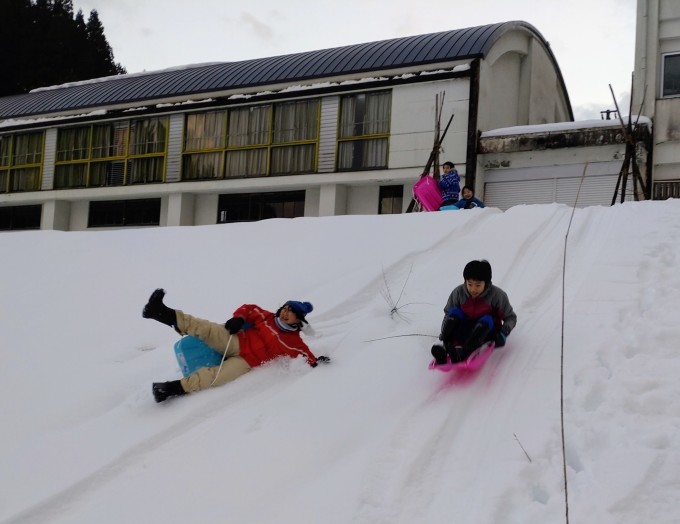 帰省二日前…早帰りの小学生がソリ遊び_d0265607_18592278.jpg