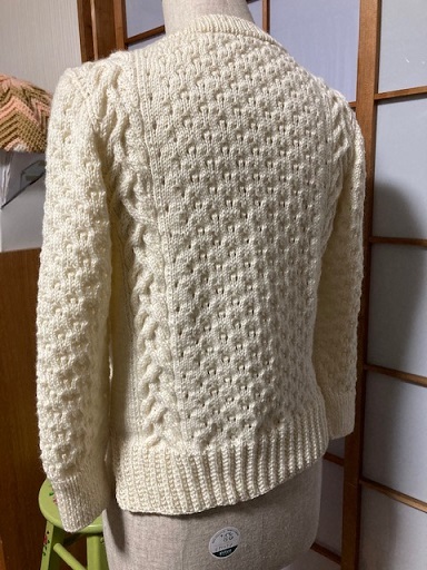 白いセーターを編みました_d0117481_20165169.jpg