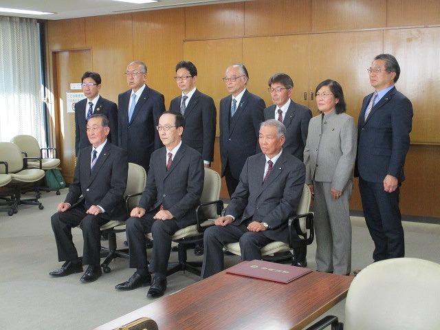 3選を果たした小長井よしまさ市長の当選証書授与式_f0141310_07360785.jpg