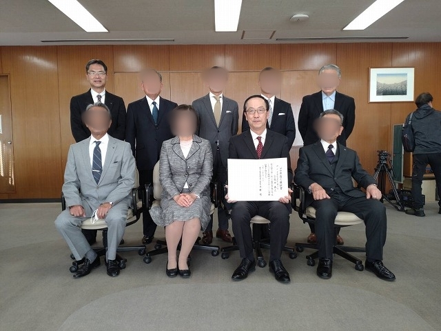 3選を果たした小長井よしまさ市長の当選証書授与式_f0141310_07362932.jpg