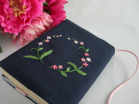 わすれな草 手刺繍のブックカバー_a0328034_10251791.jpg