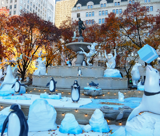 NY五番街の商工会議所、今シーズンは32体ものシロクマとペンギンで地域活性化中_b0007805_21125552.jpg