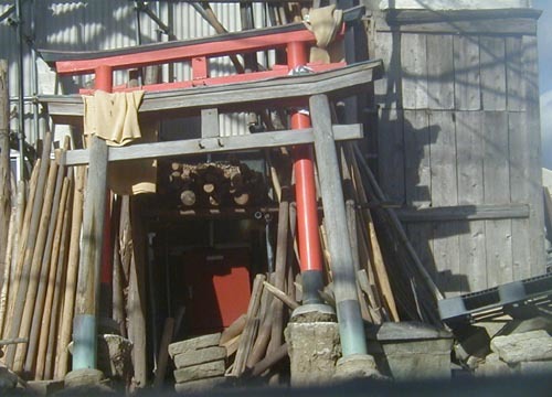 ●神社の造形―撮影所内の撤去鳥居_d0053294_23473904.jpg