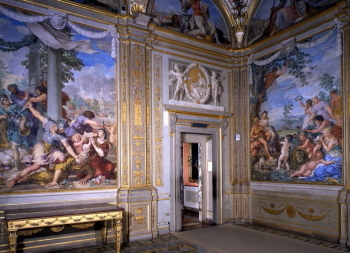フィレンツェ最大の建築記念碑・ピッティ宮殿の壮麗な内部装飾_a0113718_15175928.jpg